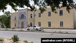 Etrekde we Balkanabatda koronawirusyň ýüze çykandygy öňe sürülýär,  Saglyk ministrligi dymýar. Ýurt boýunça kesele garşy çäreler güýçlenýär