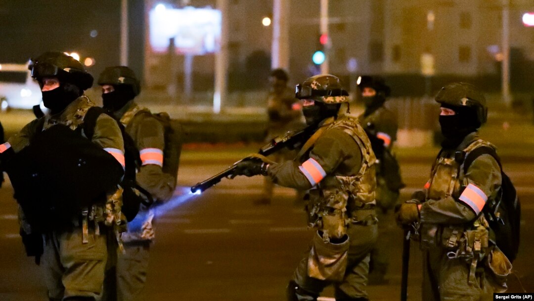 În urma alegerilor din Belarus din august 2020, președintele Lukașenko a mobilizat forțele de ordine pentru a pune capăt protestelor.
