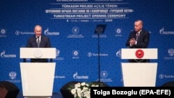 Түркия президенті Режеп Ердоған және Ресей басшысы Владимир Путин (сол жақта) "Түрік ағысы" жобасының ашылуы кезінде. Стамбул, 8 қаңтар 2020 жыл.