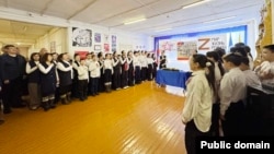 Аварийная школа в селе Андрюшкино на открытии "Парты героев"