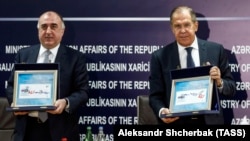 AZERBAIJAN -- Russian Foreign Minister Sergei Lavrov (R) and Azerbaijani Foreign Minister Elmar Mammadyarov attend a ceremony in Baku, November 20, 2017