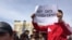 Митинг қатысушысы жерді сатуға қарсылық білдіріп тұр.