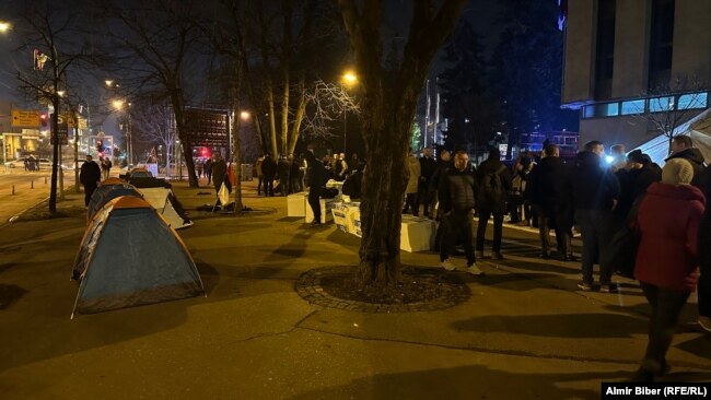 Šatori razapeti u blizini Skupštine RS, gdje će nekoliko desetina Dodikovih pristalica prenoćiti čekajući presudu pred Sudom BiH, Banjaluka, 25. februar 2025. godine