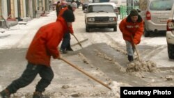 There are some 10,000 street sweepers working in St. Petersburg, many of them low-paid migrants from Central Asia. (file photo)