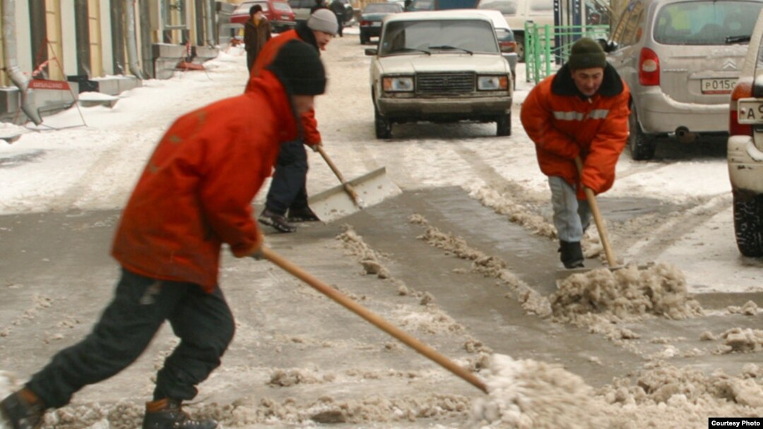 There are some 10,000 street sweepers working in St. Petersburg, many of them low-paid migrants from Central Asia. (file photo)