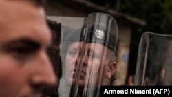 Një zyrtar i Policisë së Kosovës gjatë një proteste në Prishtinë. Foto nga arkivi.