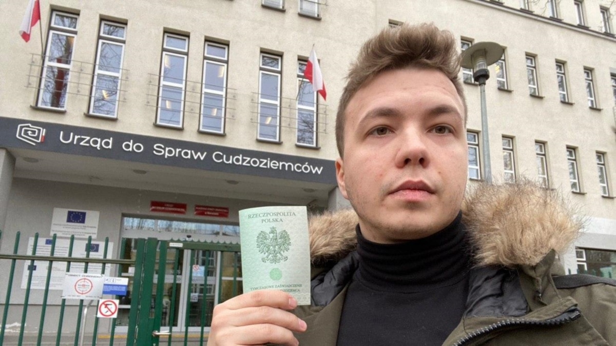 опозиційного блогера затримали в Мінську після екстреної посадки літака, яким він летів
