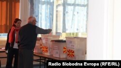 Граѓани гласаат на избирачко место во Скопје на локалните избори што се одржаа во 2017 година