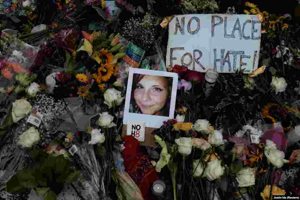 Heather Heyer fényképe Charlottesville-ben, akit a Unite the Right szélsőjobboldali tüntetés elleni tiltakozáson autójával szándékosan elütött egy, a tömegbe hajtó férfi 2017-ben