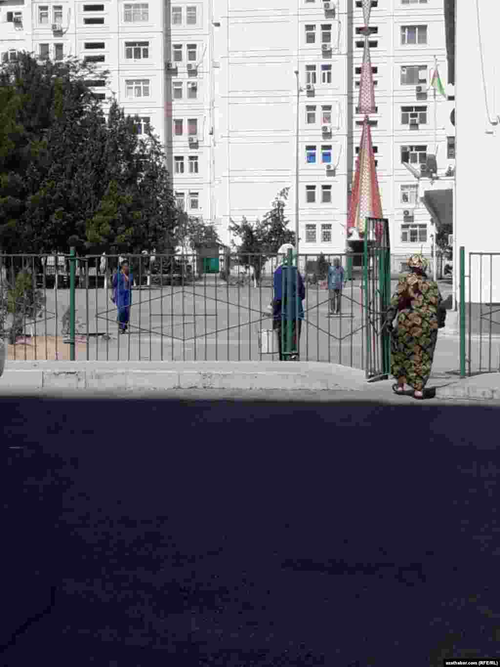 Aşgabat. Ýaşaýyş jaýlarynyň öňündäki durmuş. Iýun, 2020.