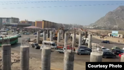 Ош шаарынын батышындагы эстакадалык көпүрөнүн курулушу. Март, 2026-жыл.