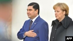 Türkmen prezidenti Gurbanguly Berdimuhamedow Germaniýa sapar eden wagty, Germaniýanyň kansleri Angela Merkel, Türkmenistandaky demokratiki prossesleriň möhümdigini belledi. 