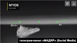 Скриншот из видео СБС Украины, на котором запечатлена атака по нефтяному танкеру «теневого флота» РФ в Азовском море, 14 июля 2026 года