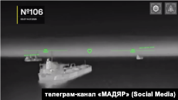 Скриншот с видео СБС Украины, на котором запечатлена атака по нефтяному танкеру «теневого флота» РФ в Азовском море, 14.07.2026