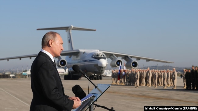 Prezident Vladimir Putin Hmeymim aviabazasında.