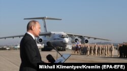 Президент России Владимир Путин выступает на сирийской военной базе Хмеймим, которую используют Вооруженные силы России (архив).