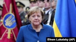 Fostul cancelar german Angela Merkel într-o vizită la Kiev, noiembrie 2018