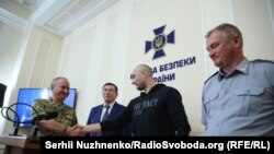 голова СБУ Василь Грицак, генеральний прокурор Юрій Луценко, журналіст Аркадій Бабченко та голова Нацполіції Сергій Князєв на брифінгу в СБУ, Київ, 30 травня 2018 року