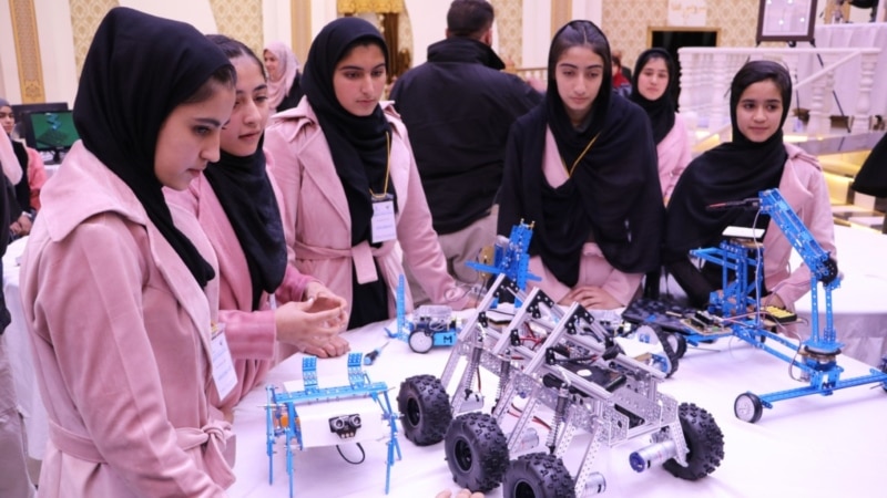 'دختران روبات‌ساز افغان، ربات‌ها و گیم‌های شان را به‌نمایش گذاشتند'