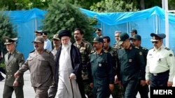 آیت الله علی خامنه ای همراه با فرماندهان ارشد نظامی جمهوری اسلامی در دانشگاه امام حسین