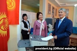 Президент Алмазбек Атамбаев добуш берүүгө жубайы Раиса Атамбаева менен келди. 15-октябрь, 2017-жыл