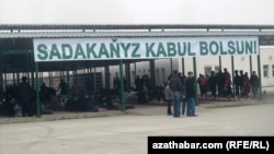 Türkmenistanda Hatyra güni mynasybetli berlen sadakalaryň biri (Arhiwden alnan illýustrasiýa suraty)