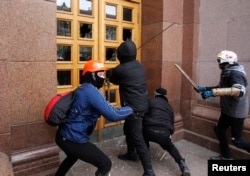 Попытка штурма здании мэрии Киева частью радикально настроенной молодежи. 1 декабря 2013 года
