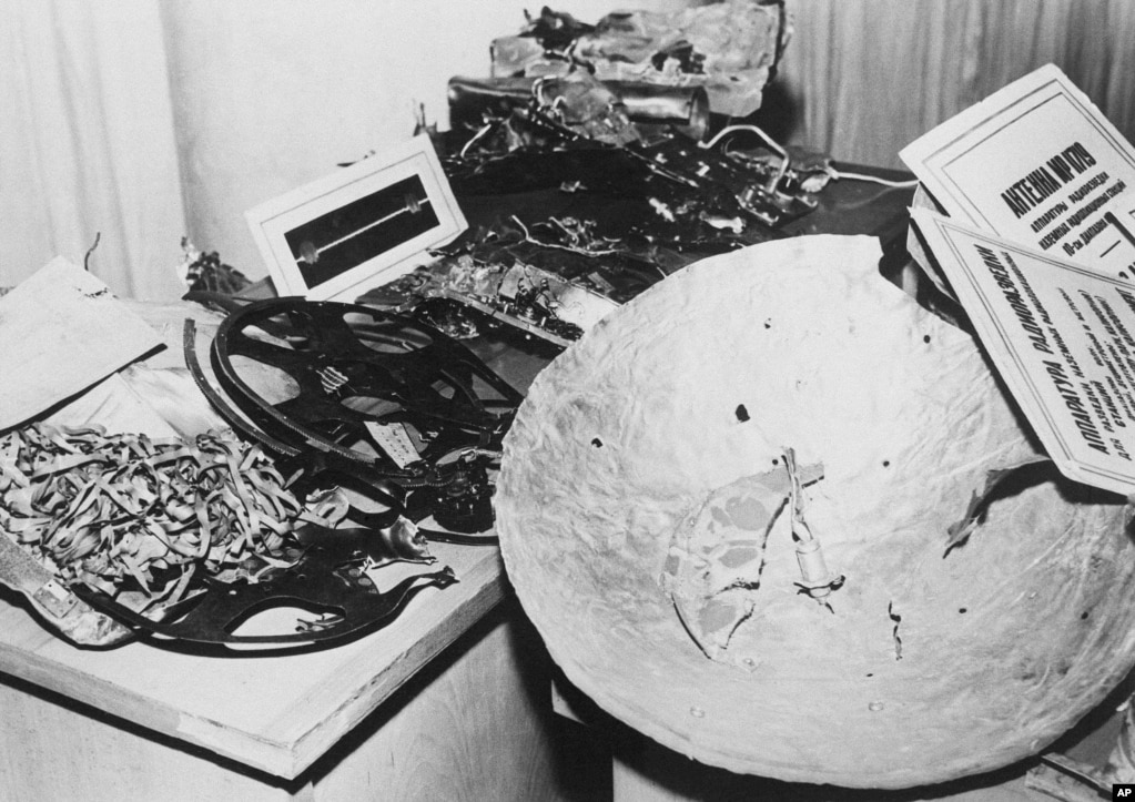 Powers' equipment on display at his trial in August 1960. Powers' equipment on display at his trial in August 1960.