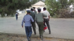 Polisiýa işgärleri we raýat (Illýustrasiýa suraty)