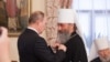 Путін нагороджує митрополита Онуфрія державною нагородою РФ, орденом дружби (липень 2013 рік)