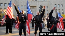 Većina internet stranica sa neonacističkim sadržajem potiče iz Sjedinjenih Država i dostupne su svima u svetu (na fotografiji članovi neonacističkog pokreta ispred suda u Kanzas sitiju, Misuri, Sjedinjene Države, 2013. godine)
