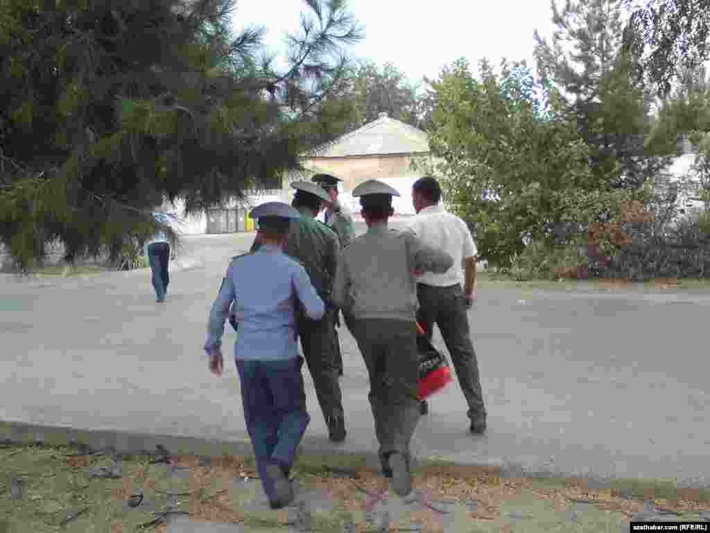 "Şahsyýetiňizi anyklaly. Biziň bilen geliň..."