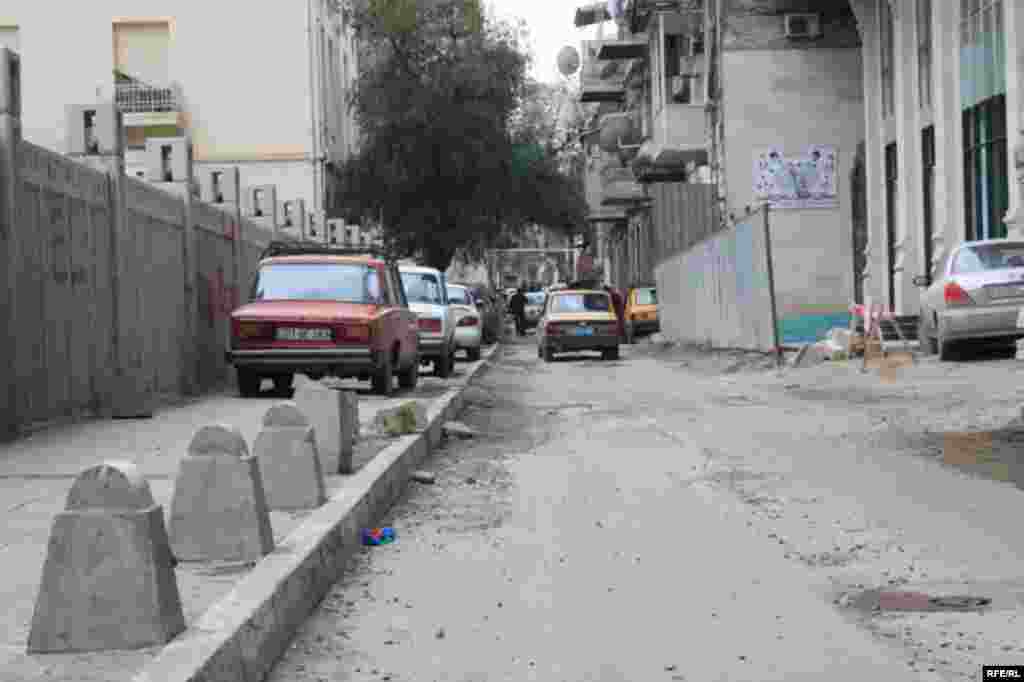 Bakının maşınla dolu səkiləri #8