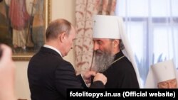 Президент Росії Володимир Путін нагороджує митрополита УПЦ (МП) Онуфрія державною нагородою РФ, Києво-Печерська лавра, 27 липня 2013 року