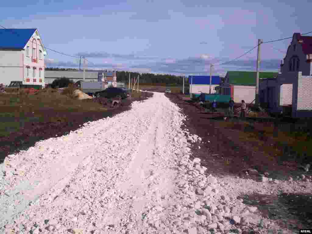 Авылдагы һәр урам балчык юлдан котылды. Таш юлларның озынлыгы 6 чакрымнан узды