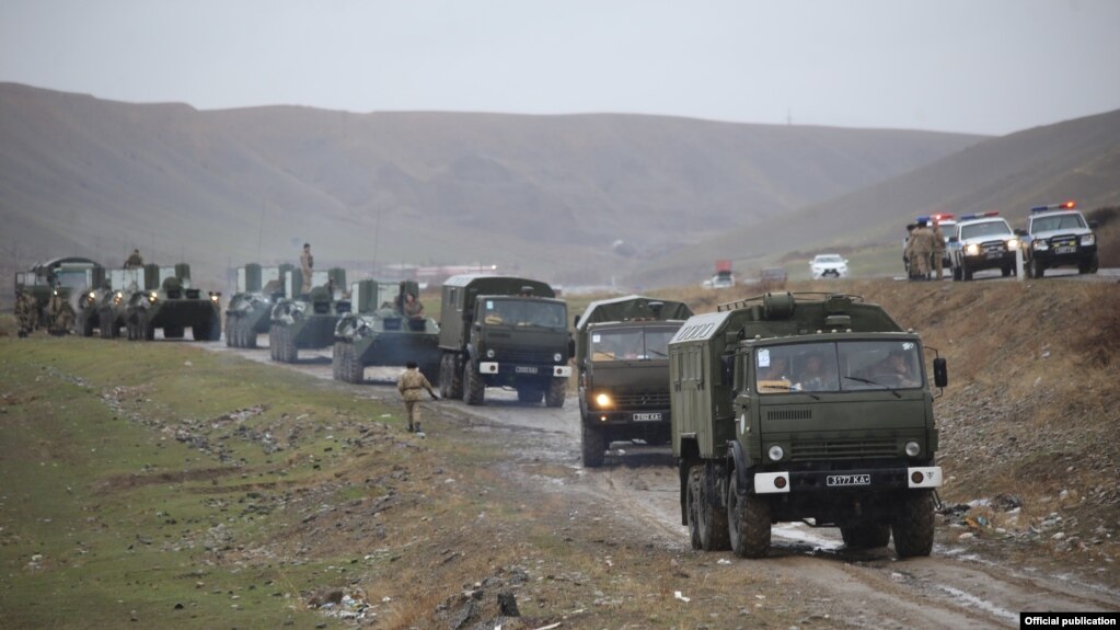 Кыргызстан готовится к проведению крупномасштабных военных учений вблизи границы с Таджикистаном