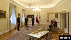 Președintele Milos Zeman în cabina de plexiglas, numindu-l premier pe Petr Fiala