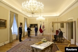 Стеклянный бокс для главы Чехии был установлен для безопасности. На прошлой неделе Милош Земан заболел коронавирусом