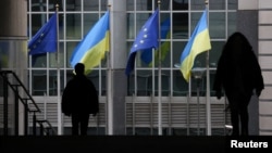 Brüsseldə Avropa Parlamenti binasının qarşısında Ukrayna bayraqları