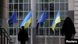 З цієї позики 30 мільярдів євро буде виділено на макрофінансову допомогу, а 60 мільярдів євро - на зміцнення обороноздатності України