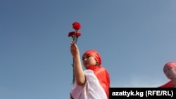 نمایی از مراسم یادبود قربانیان ناآرامی‌های سال گذشته در قرقیزستان
