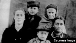 Сім'я Еміралієвих (справа наліво): мати Еміне, бабуся Фатіме, молодший брат Айдер, Джафер, тітка Мабубе, 1946 року