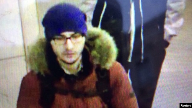 Акбаржон Джалилов, подозреваемый в теракте, входит в станцию метро в Санкт-Петербурге. Кадр видеозаписи.
