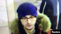 Акбаржон Джалилов, подозреваемый в теракте, входит в станцию метро в Санкт-Петербурге. Кадр видеозаписи.