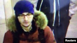 Акбаржон Джалилов, подозреваемый в теракте, входит в станцию метро в Санкт-Петербурге. Кадр видеозаписи.