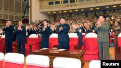 Фотография лидера Северной Кореи Ким Чен Ына (в центре), которая вызвала в Южной Корее предположения о том, что рядом с ним слева может быть его младшая сестра. Пхеньян, 9 июля 2012 года. 