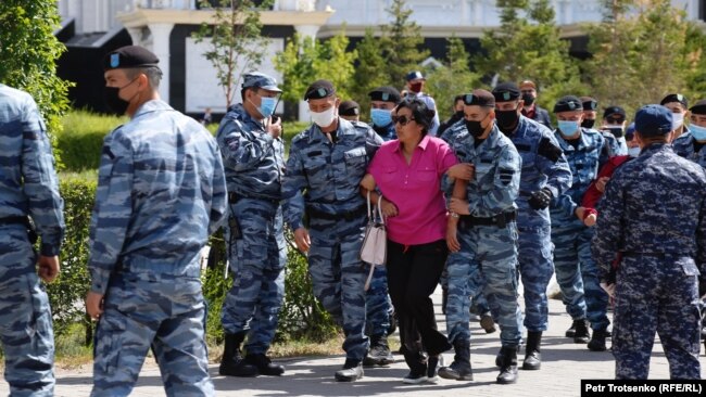 В Казахстане вспыхнули массовые протесты: десятки задержанных