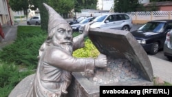 Скульптура каля «Прыёрбанку» у Гомелі.