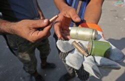 معترضان عراقی می‌گویند پلیس ابتدا با گلوله‌های پلاستیکی و اشک‌آور به معترضان حمله کرده، اما بعد، از گلوله‌های جنگی استفاده شده است.