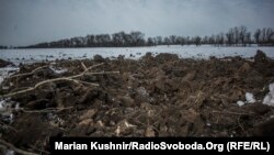 Вирви на місці обстрілів у районі Авдіївки